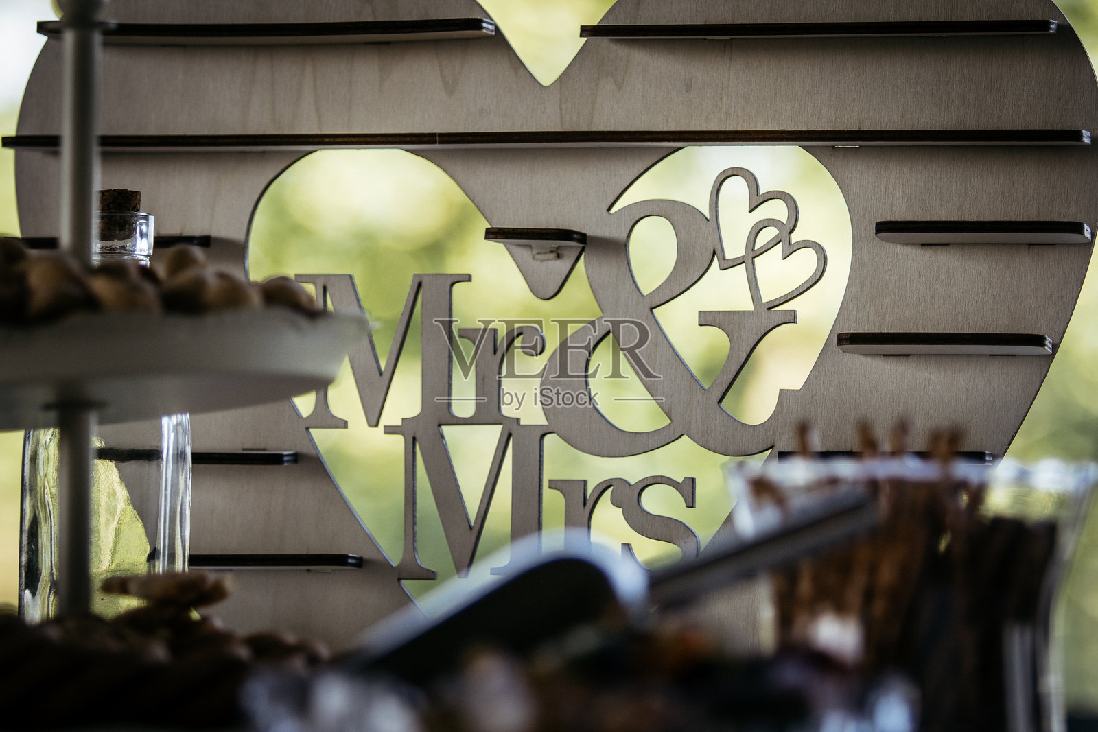 带心形图案的“新郎新娘”婚礼标志，放置在木质展示架上照片摄影图片