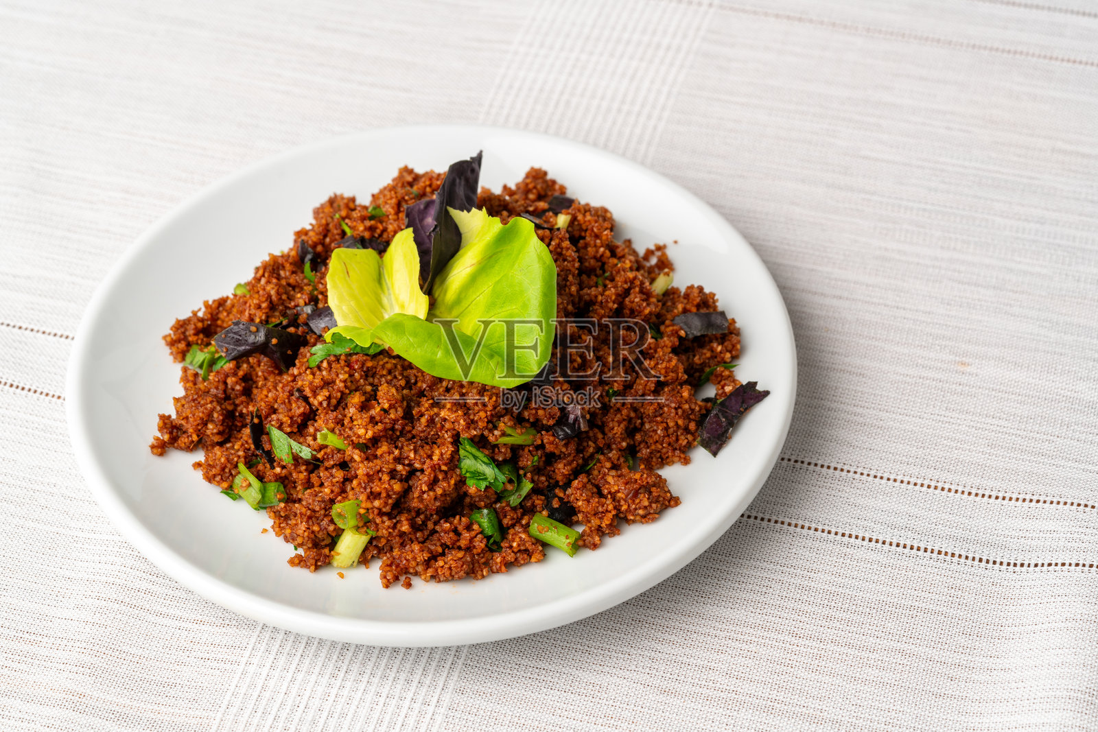 土耳其传统的布尔古尔沙拉Kisir，布尔古尔小麦照片摄影图片