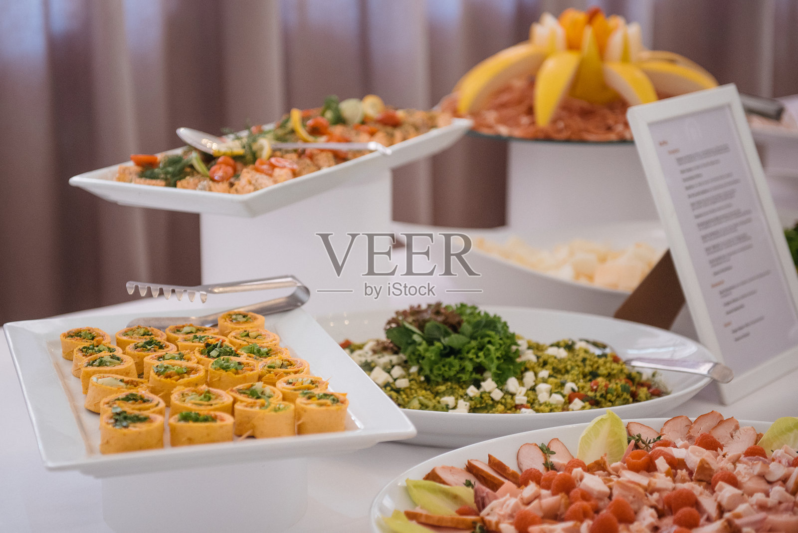 自助餐台上摆放着美味的开胃小吃和手指食品照片摄影图片