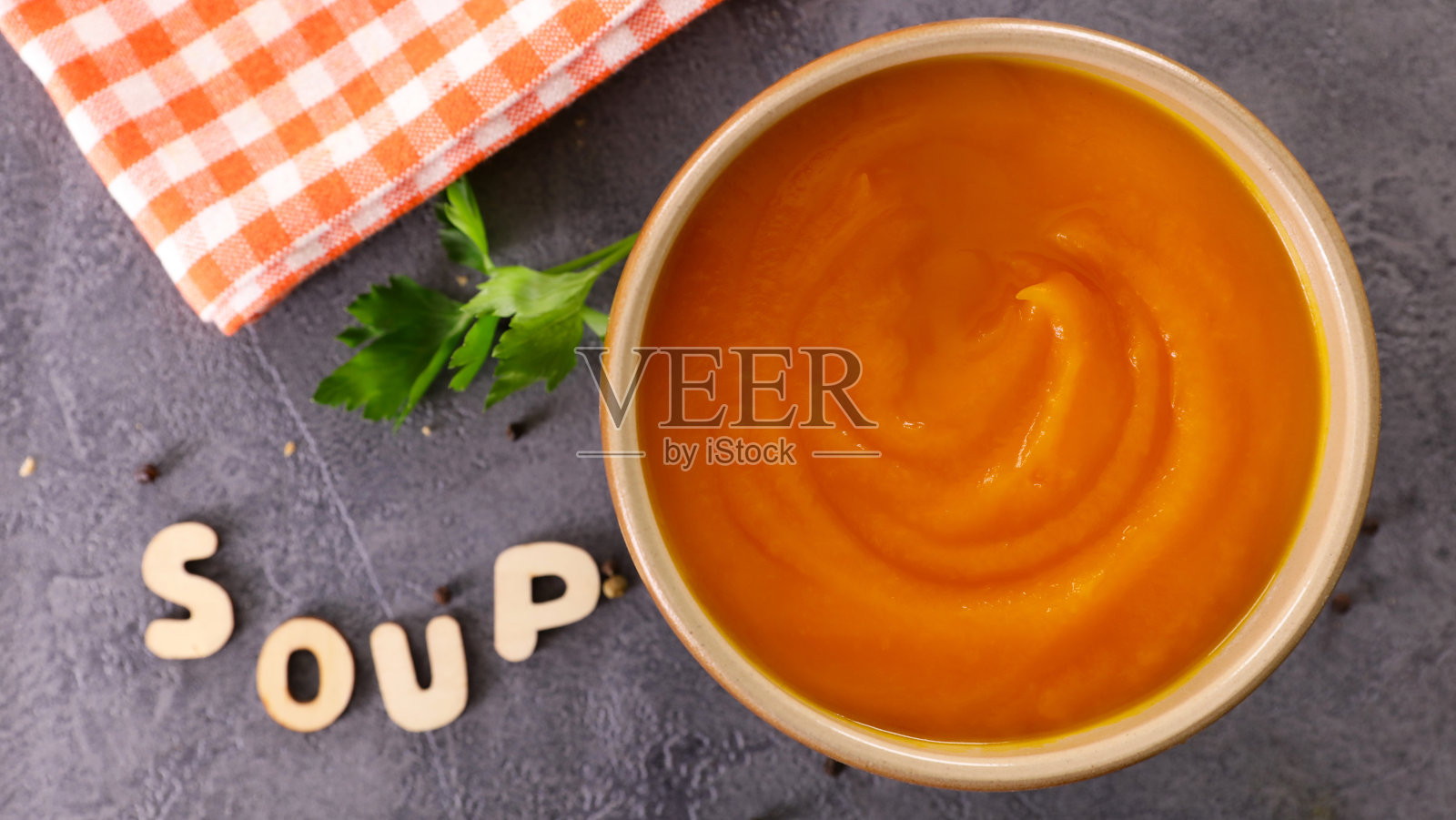 一碗汤。时令菜肴照片摄影图片