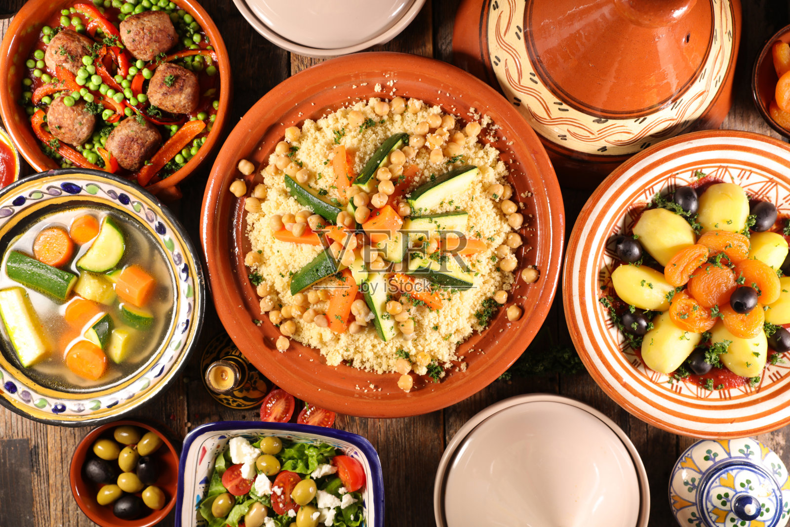 摩洛哥或阿拉伯美食拼盘：塔吉锅、库斯库斯、沙拉、东方菜肴照片摄影图片