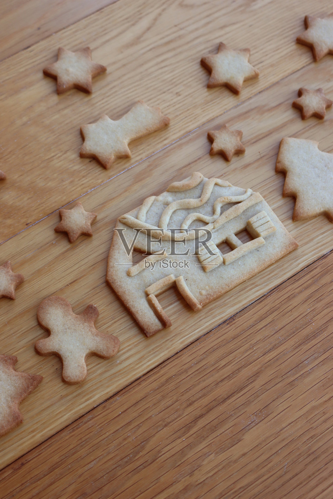 圣诞节的风景，树木、房屋和姜饼星星装饰。照片摄影图片