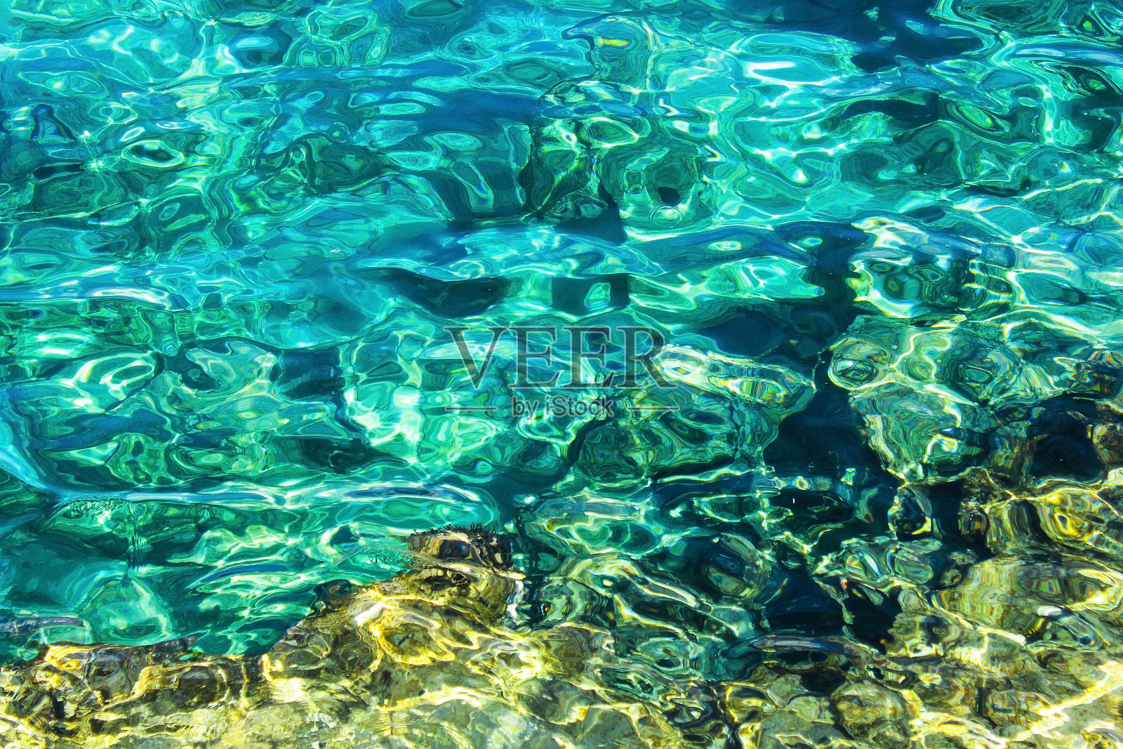 美丽的阿亚纳帕碧绿色水面。清澈的水面与倒影。照片摄影图片