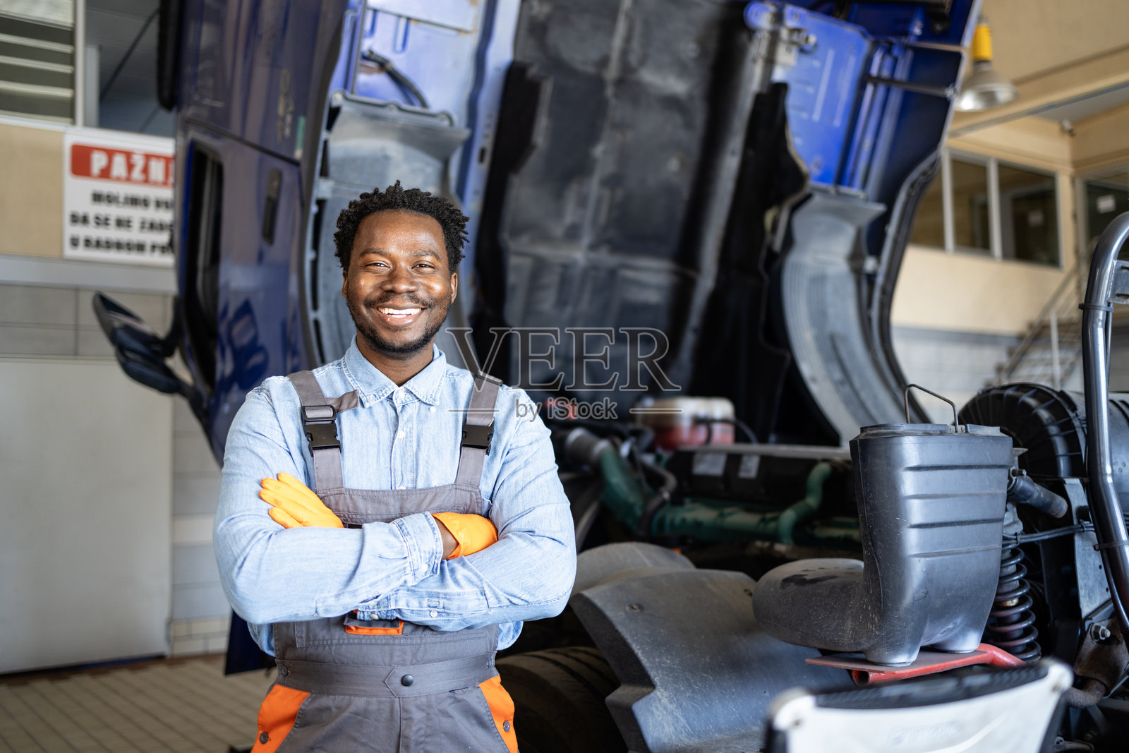 经验丰富的卡车维修工。照片摄影图片