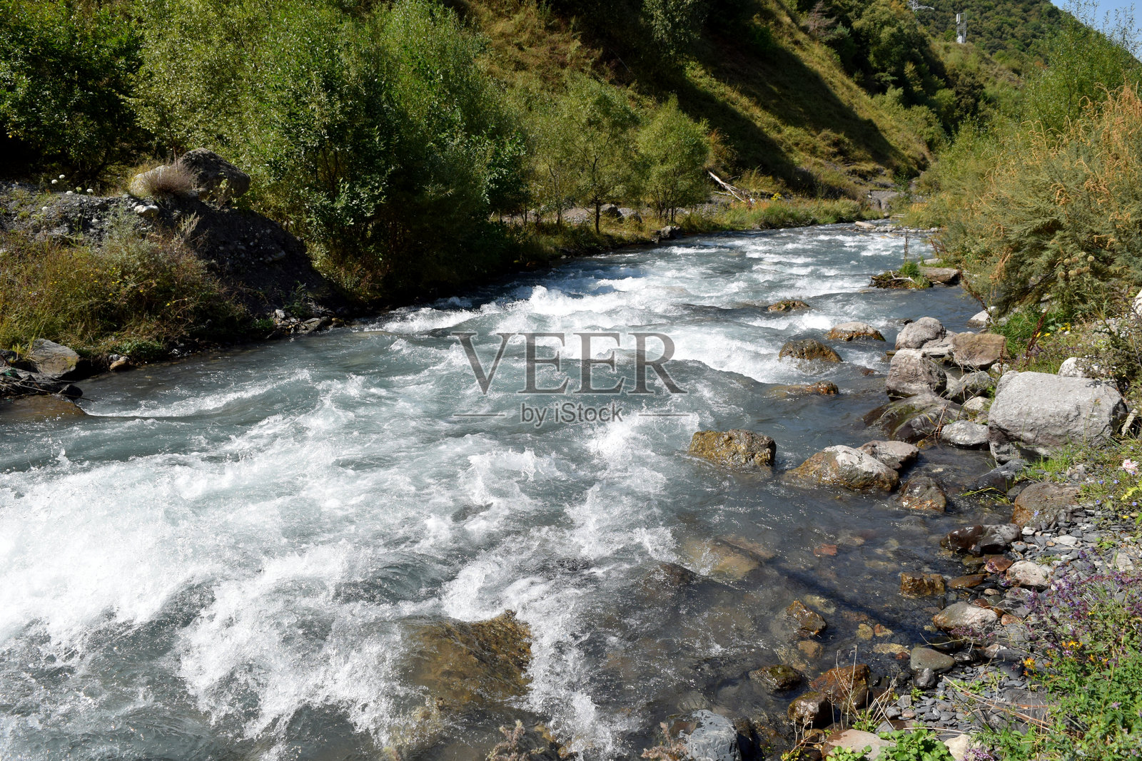 阳光明媚的暴风山河照片摄影图片