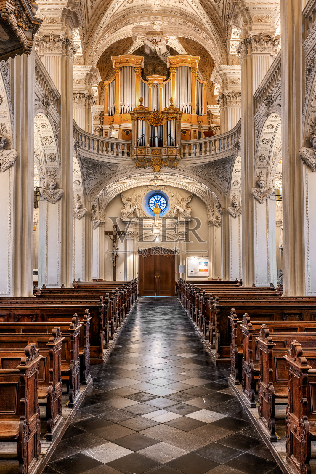 美丽的圣安德烈教堂内部及其精美优雅的装饰和装潢。德国，北莱茵-威斯特法伦州，杜塞尔多夫照片摄影图片