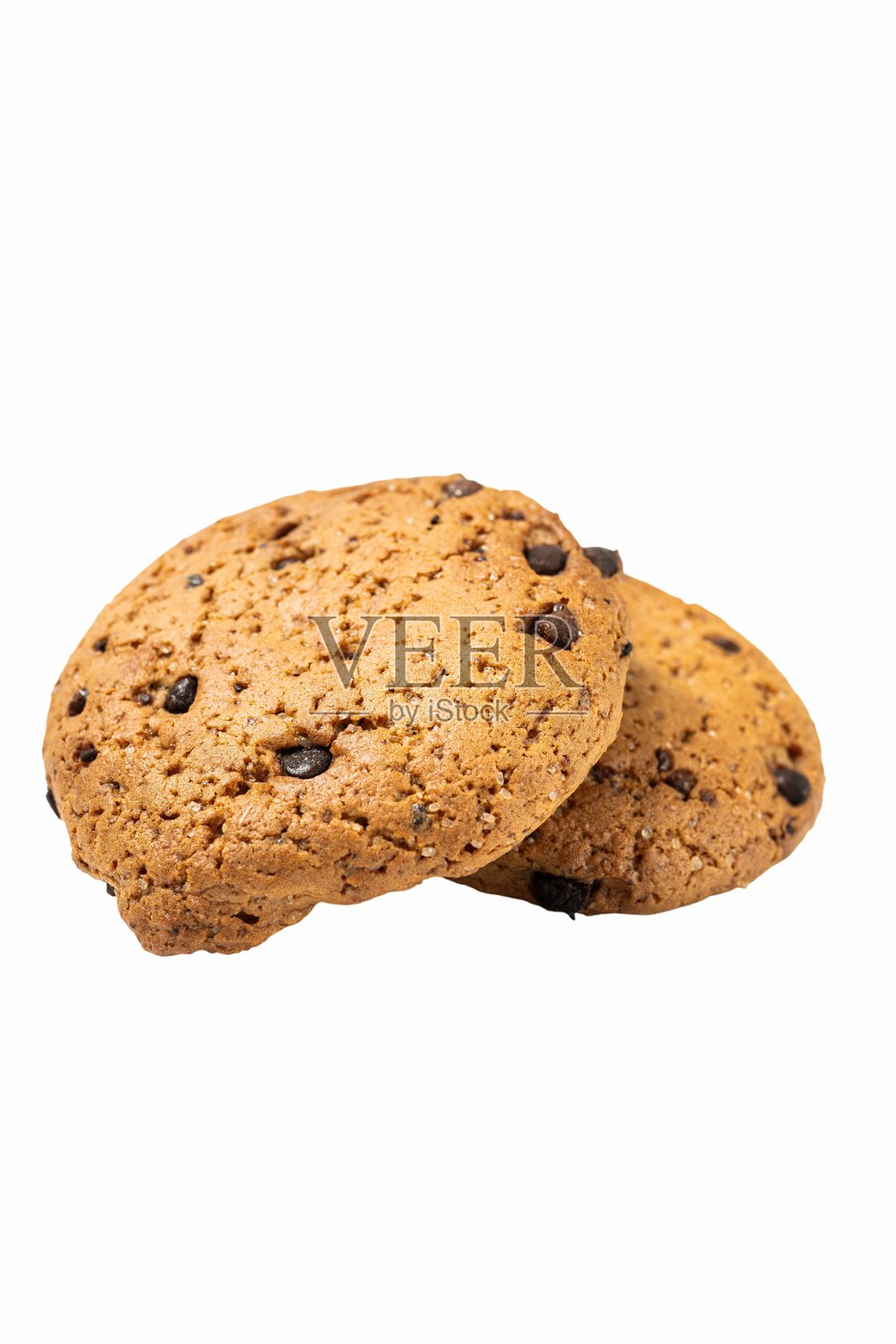 两块新鲜出炉的巧克力曲奇饼干放在白色背景上，突显出它们丰富的质感和吸引人的外观，适合所有甜点爱好者。照片摄影图片