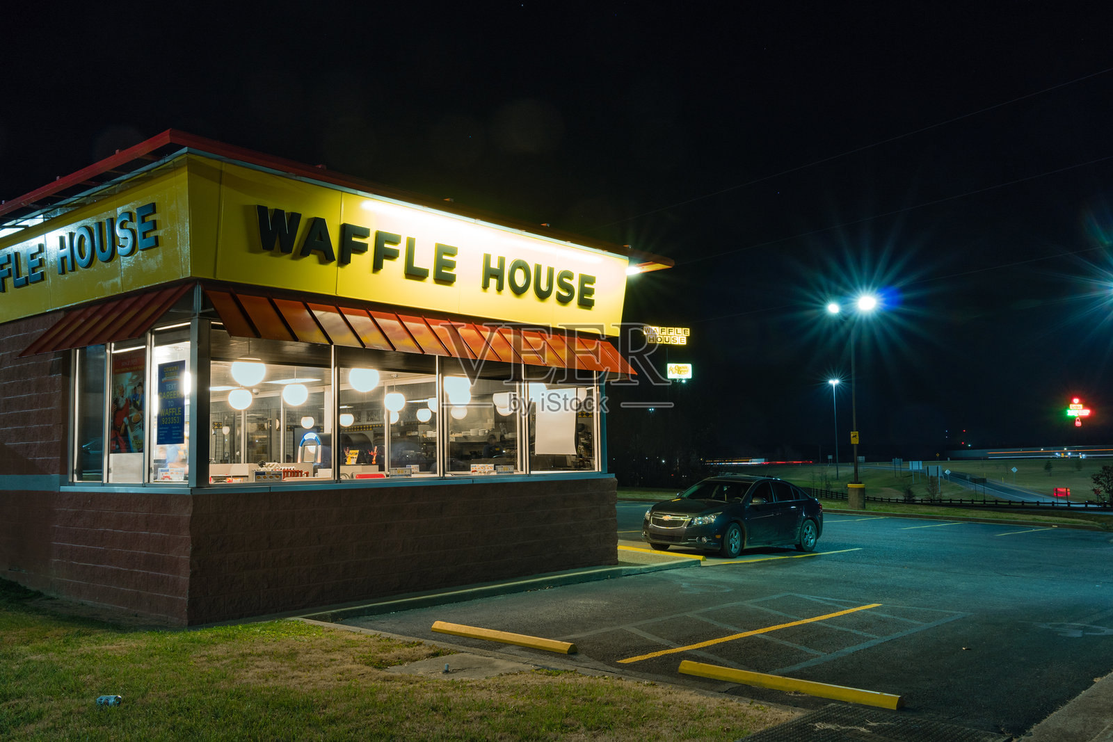 夜晚的华夫饼屋照片摄影图片