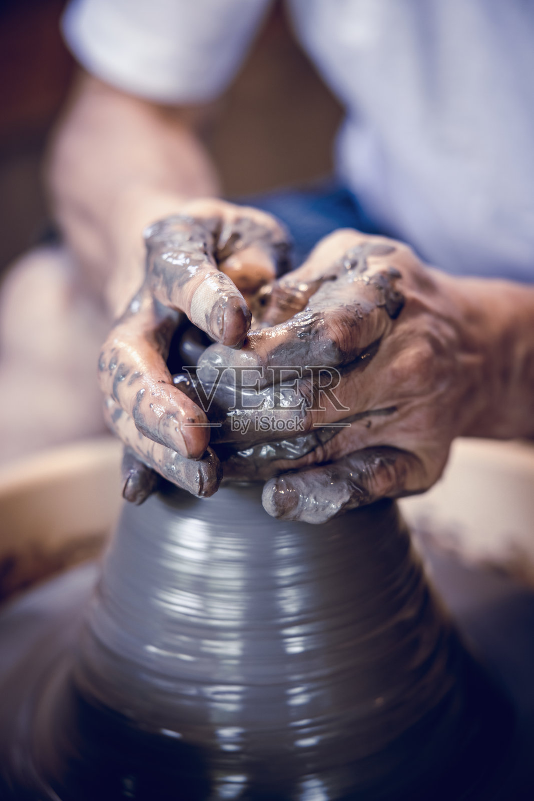 陶艺师的手在旋转的陶轮上塑形粘土照片摄影图片