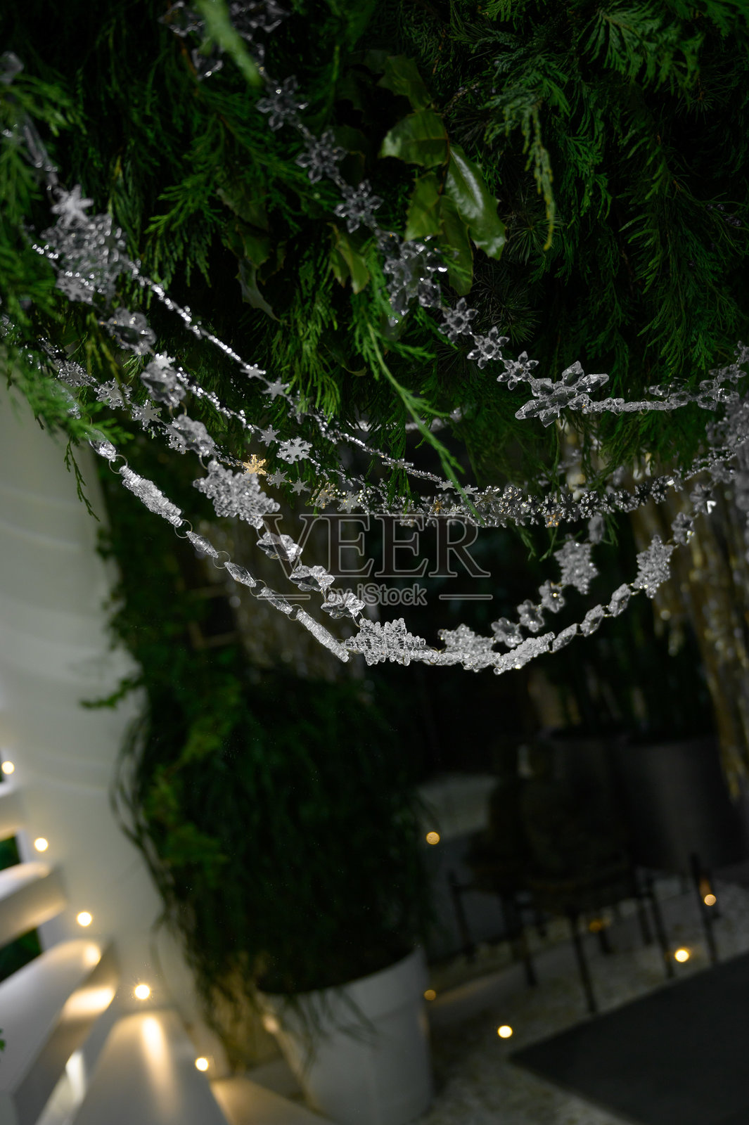 圣诞树装饰。银色圣诞装饰品照片摄影图片