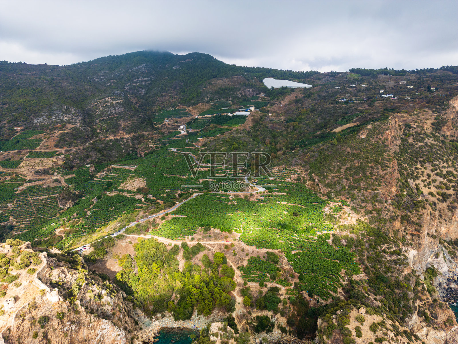 山地风光中的梯田鸟瞰图照片摄影图片