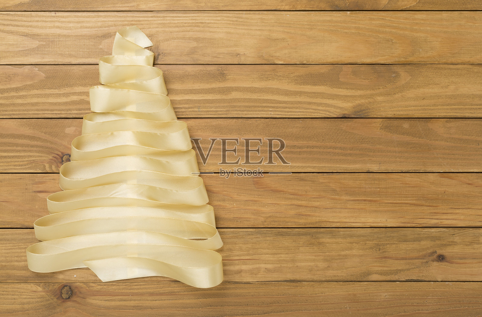 创意丝带圣诞树在木质背景上，俯视图照片摄影图片