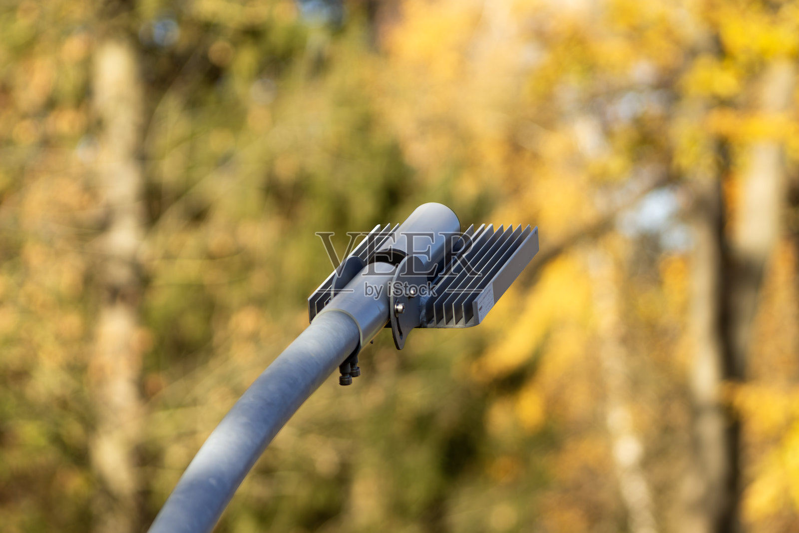 杆上的LED灯。公园和绿地的人行道照明。散热灯。经济实惠的照明。照片摄影图片