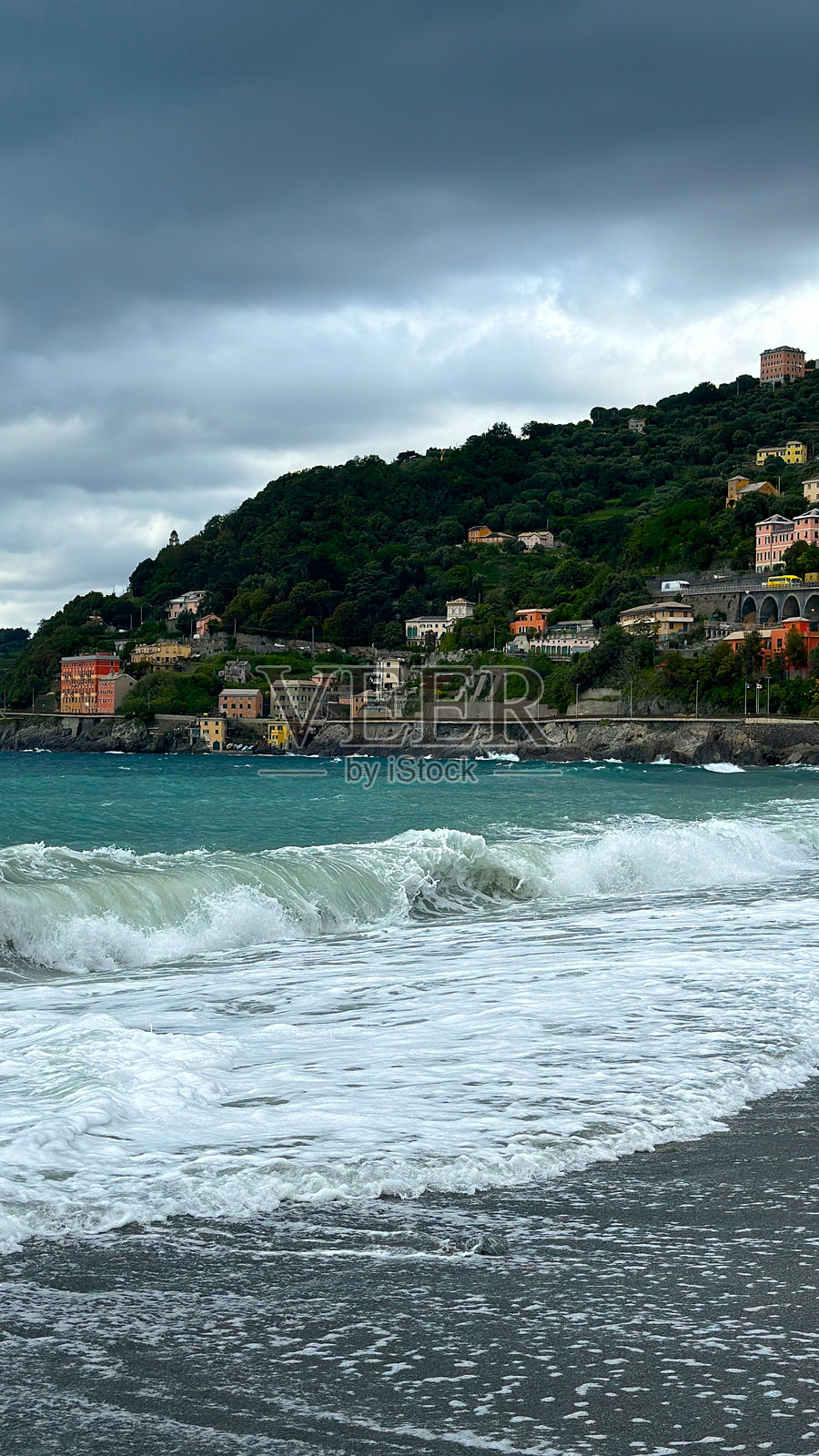 风景如画的海滨村庄，海浪拍打着海岸线，意大利热那亚（地中海，利古里亚海）。照片摄影图片