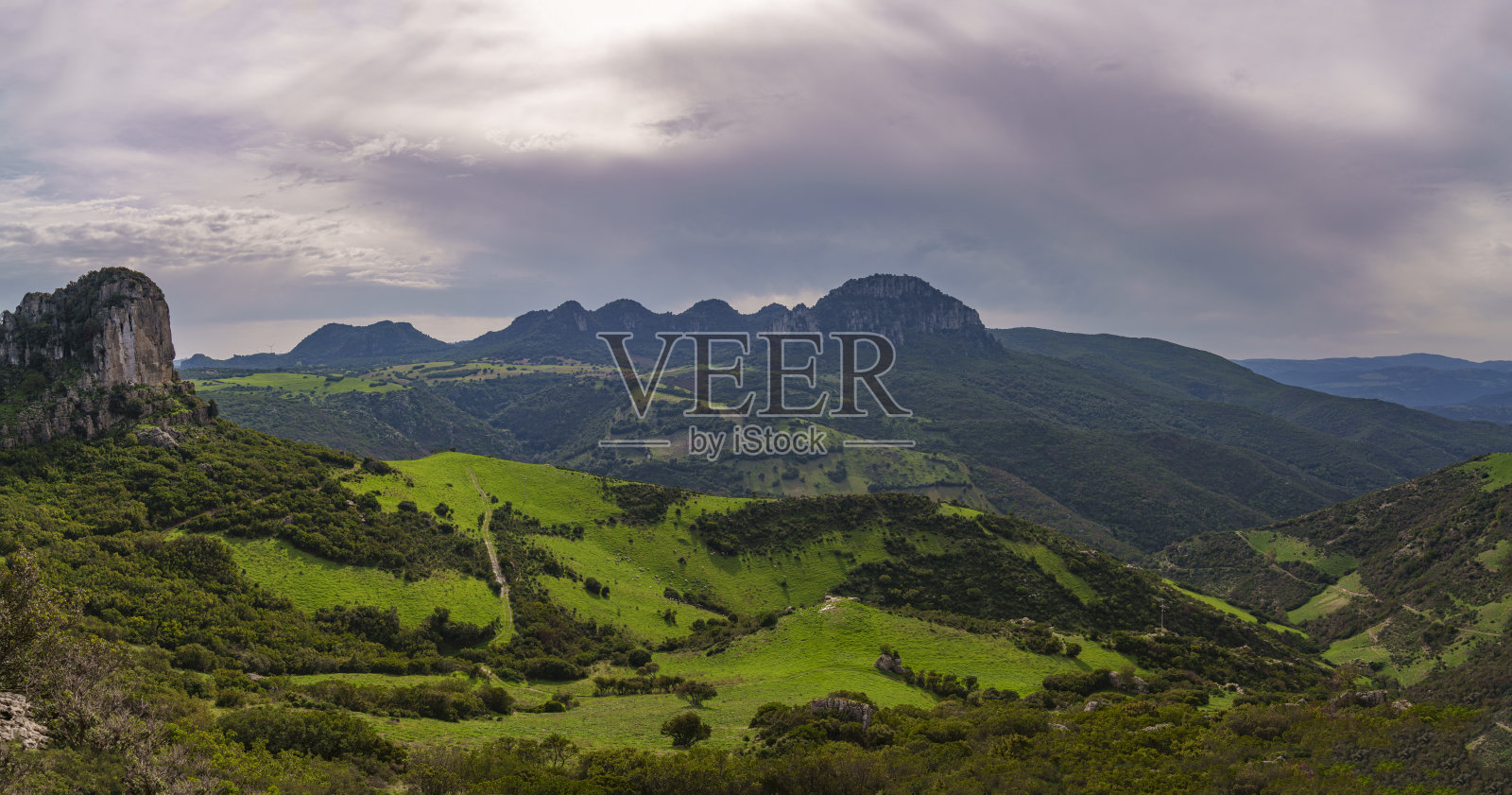 阳光照射下山脉的全景，形成美丽的阴影照片摄影图片
