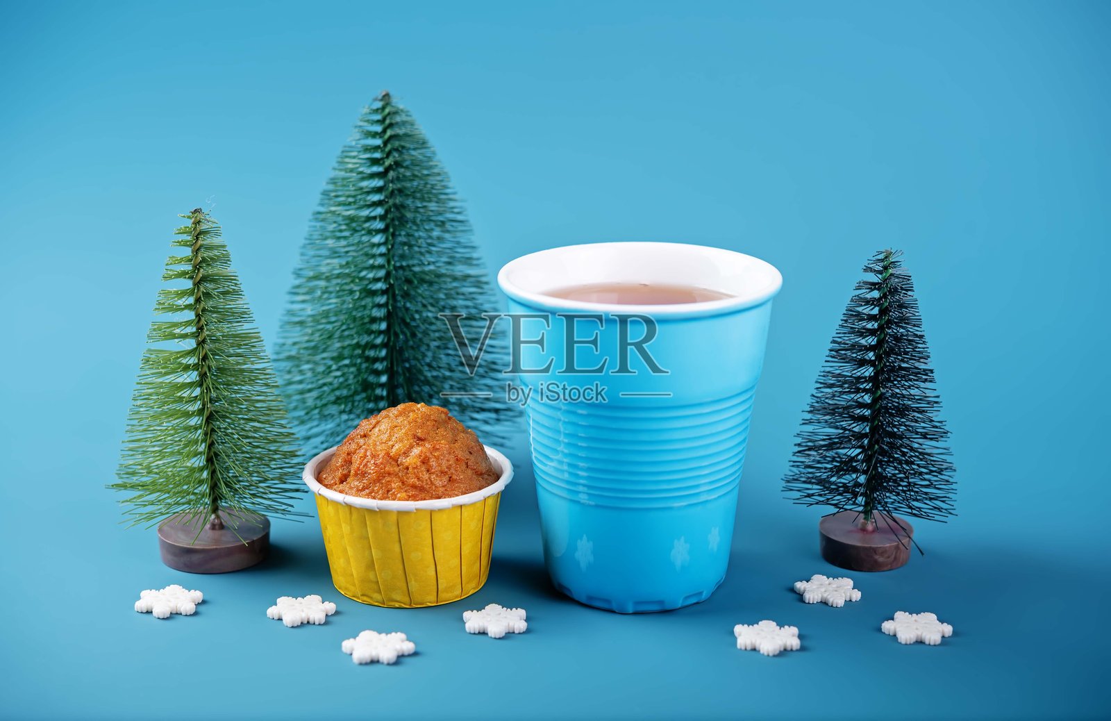 圣诞假期的胡萝卜松饼和一杯茶照片摄影图片