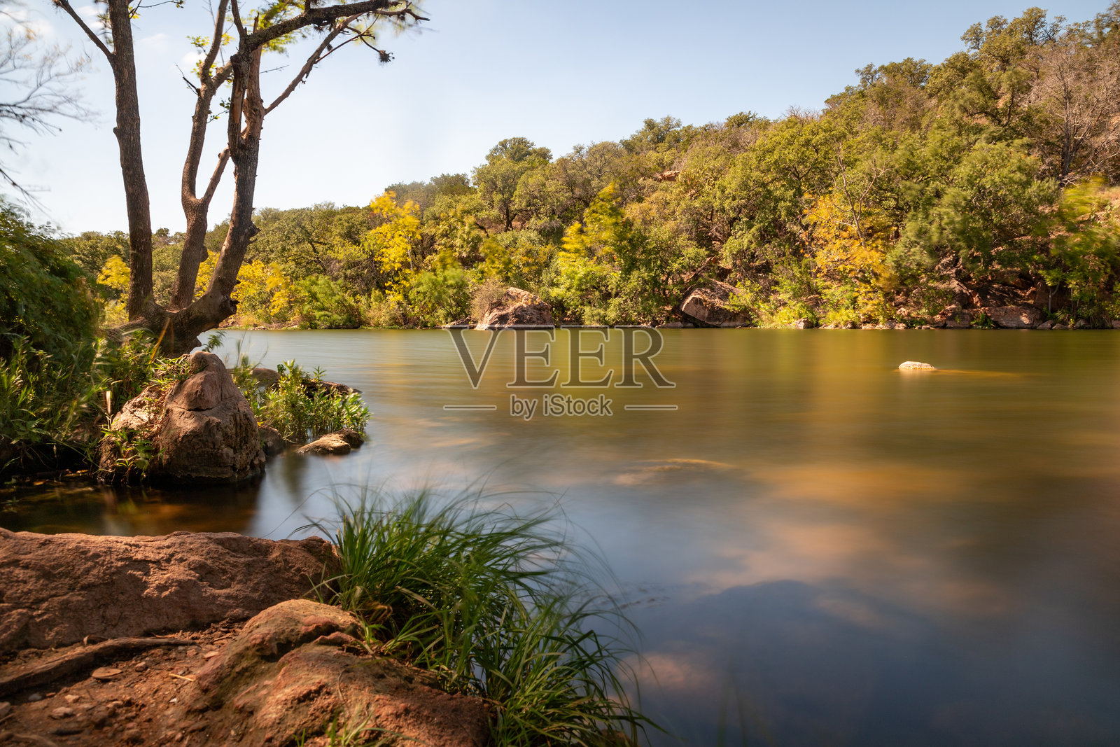 印克斯湖周围的岩石和植被照片摄影图片