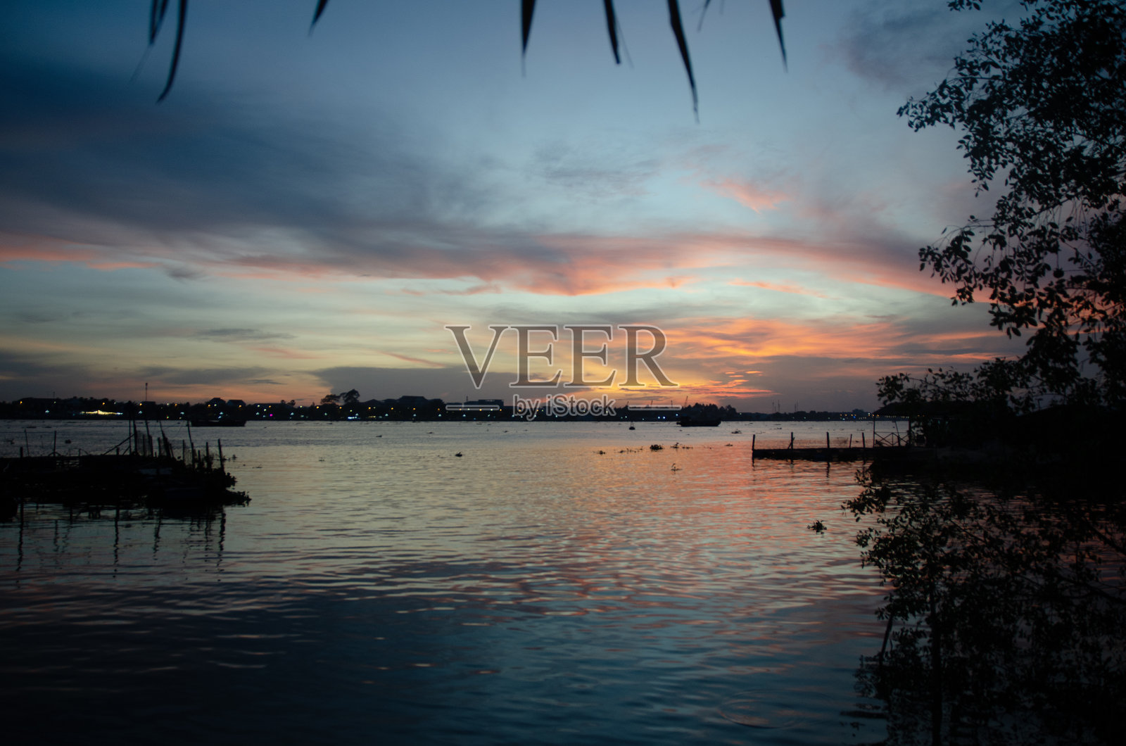 越南湄公河三角洲的日落照片摄影图片