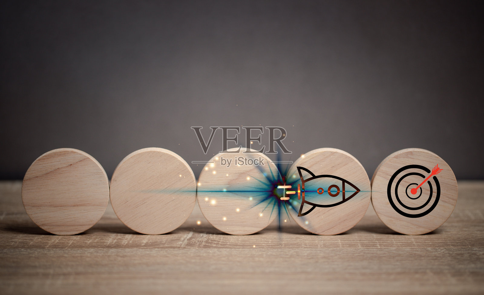 木球上放置的市场目标概念图标，放在桌子上。商业营销工具和战略技术助力公司成功。利用工具进行研究和开发，以实现未来的增长。照片摄影图片