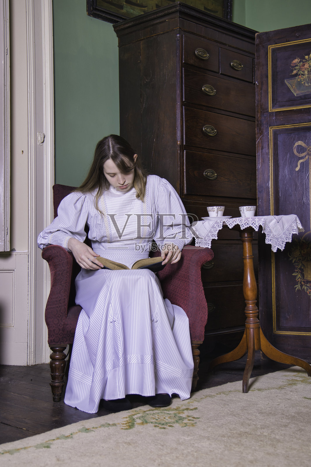 穿着爱德华时代风格裙子的少女照片摄影图片