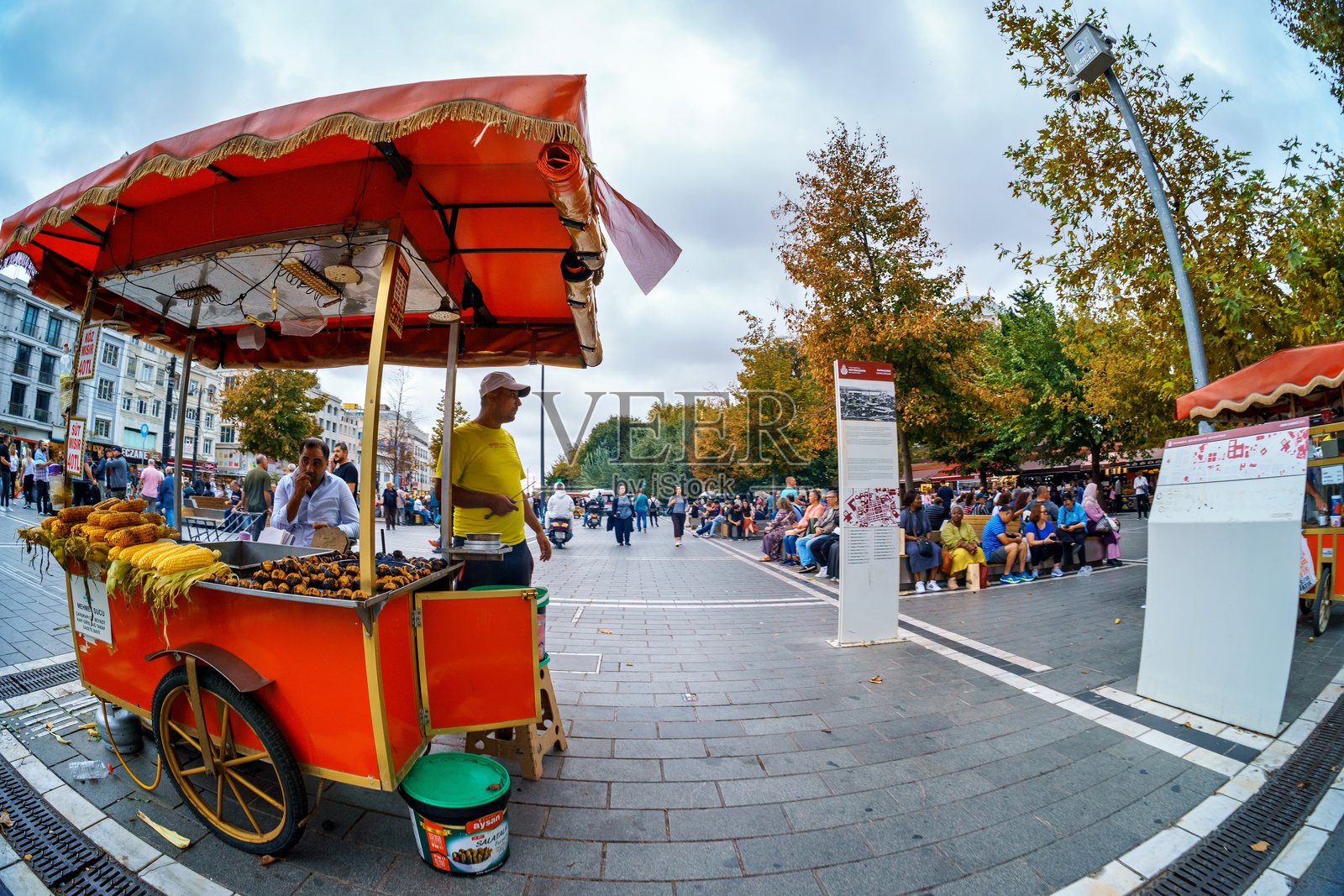 街头小吃摊，烤栗子和煮玉米，城市生活和街景，城市建筑，路人随意穿行照片摄影图片