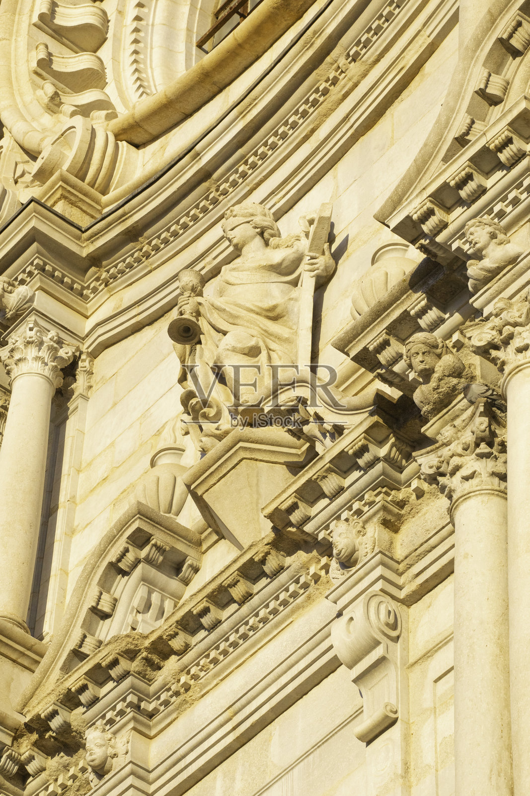 赫罗纳圣玛丽亚大教堂的巴洛克风格外立面在晚霞中熠熠生辉照片摄影图片