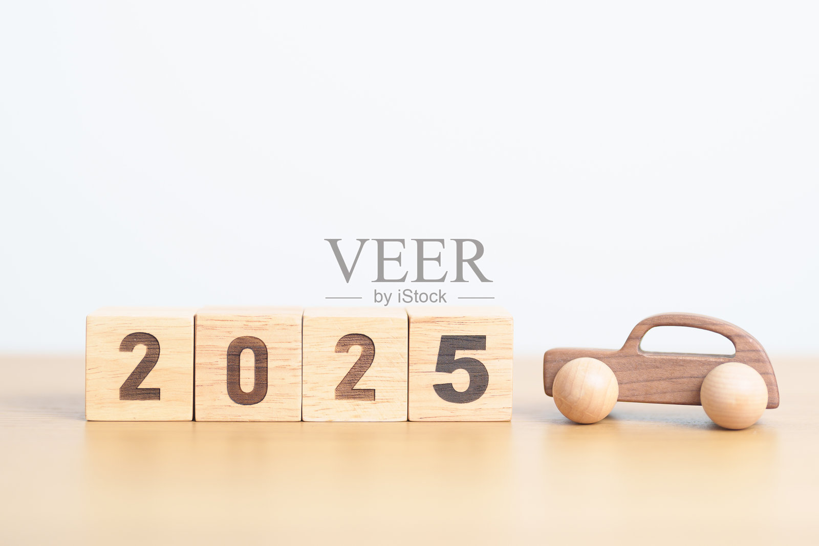 2025年新年快乐，桌上摆放着汽车模型。汽车税、汽车保险、财务、车辆维修与保养以及新年概念。照片摄影图片