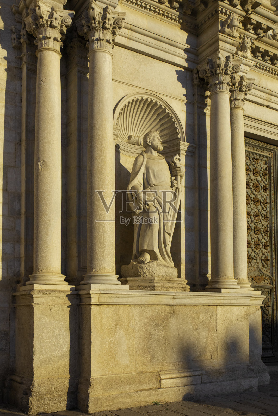 赫罗纳圣玛丽亚大教堂的巴洛克风格外立面在晚霞中熠熠生辉照片摄影图片