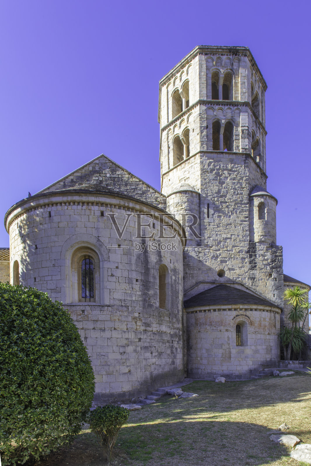 西班牙赫罗纳的圣佩德罗·德·加利甘特斯修道院，后侧，塔楼。照片摄影图片