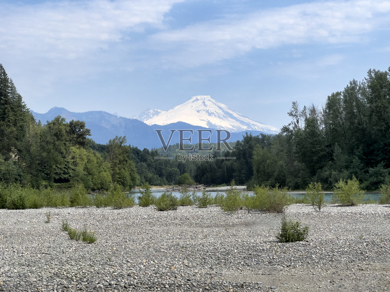 夏季时节，华盛顿州混凝土附近的斯卡吉特河与贝克山的景观照片摄影图片