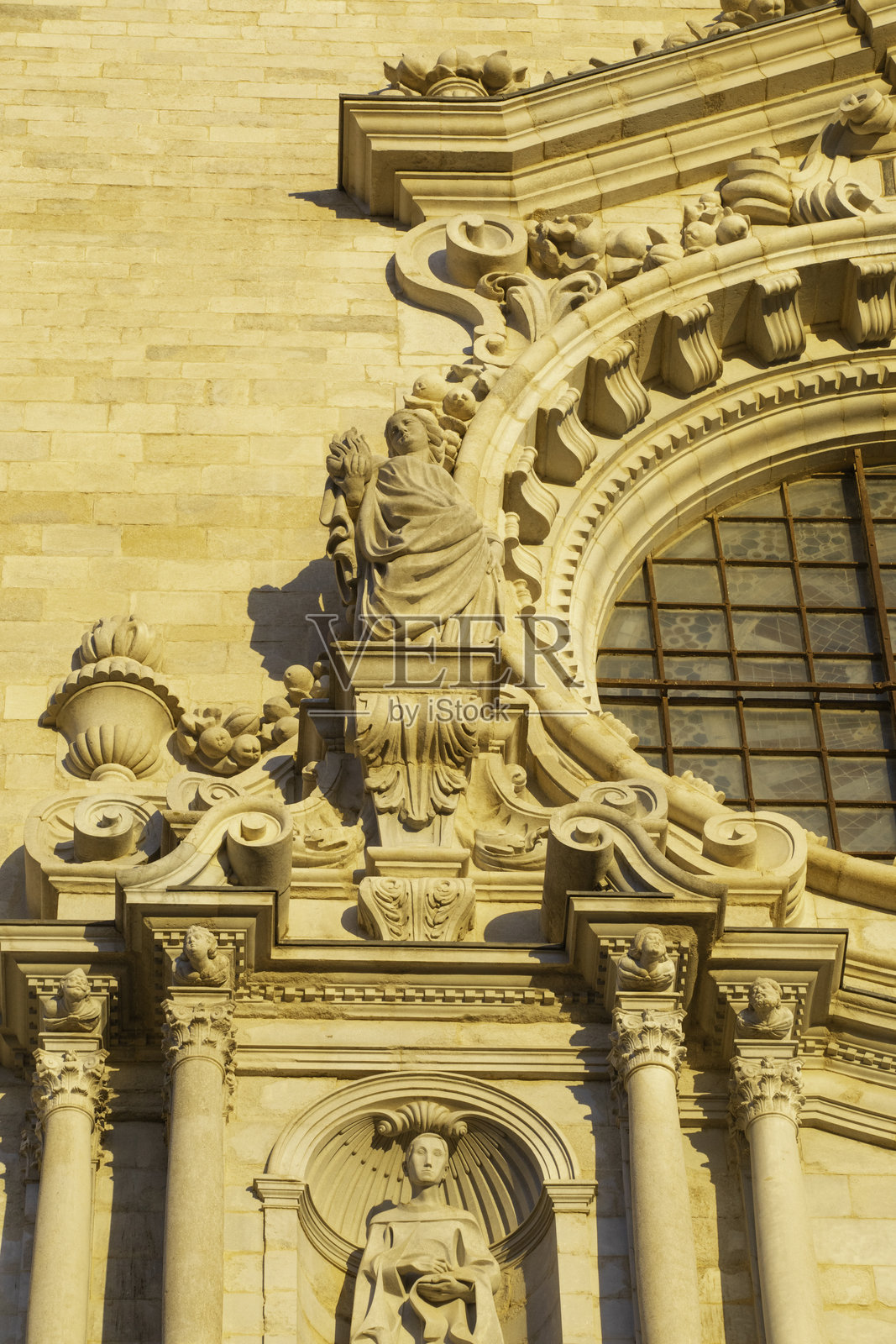 赫罗纳圣玛丽亚大教堂的巴洛克风格外立面在晚霞中熠熠生辉照片摄影图片