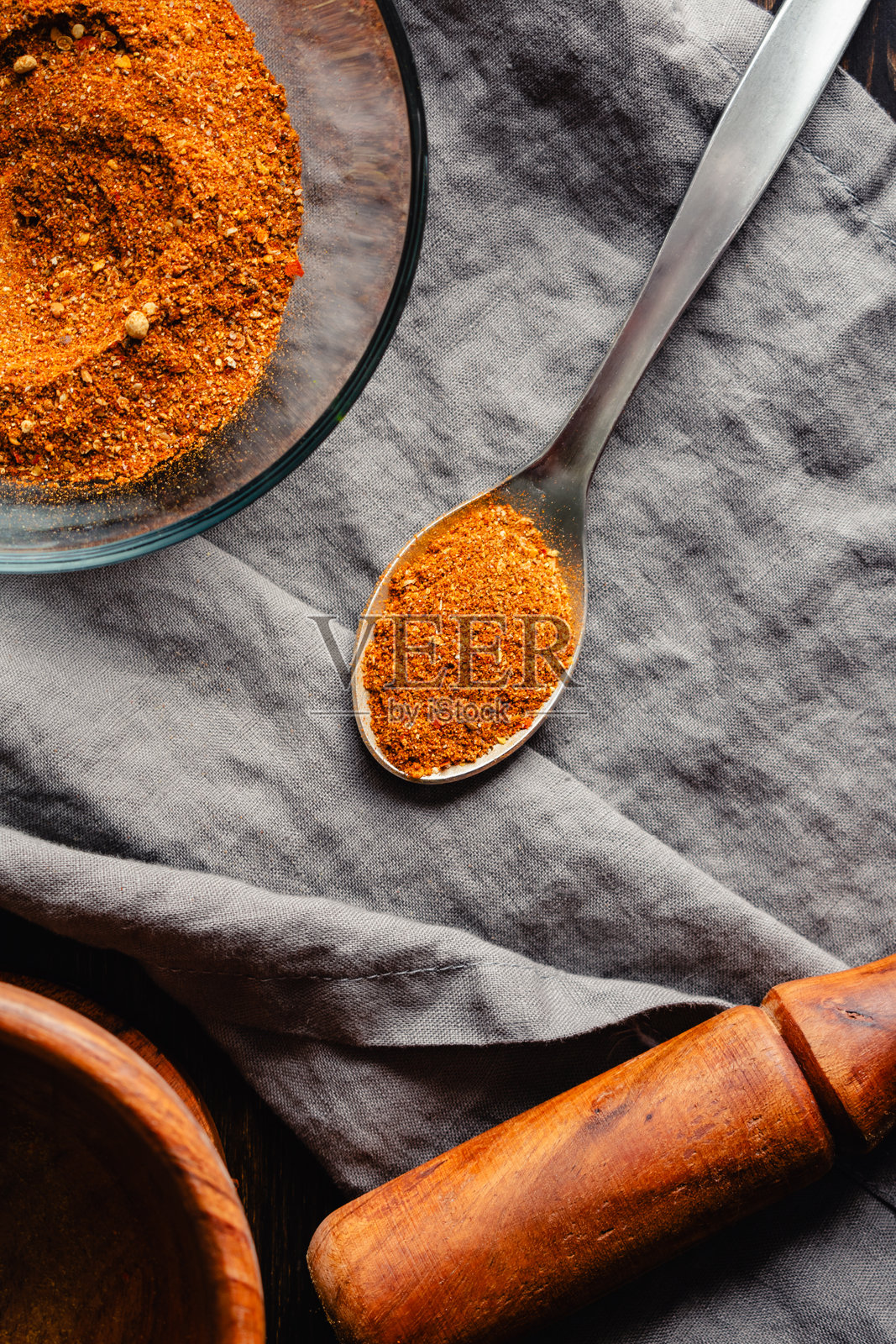 自制贝尔贝尔香料混合物的特写勺子照片摄影图片