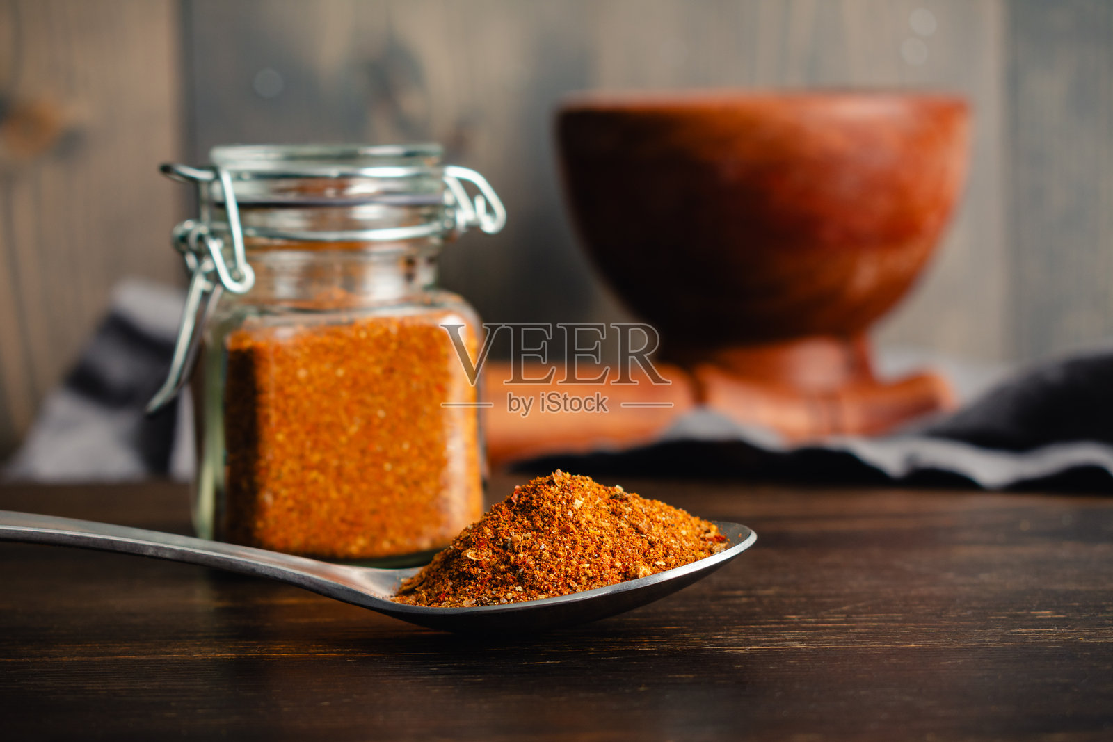 自制贝尔贝尔香料混合物的特写勺子照片摄影图片