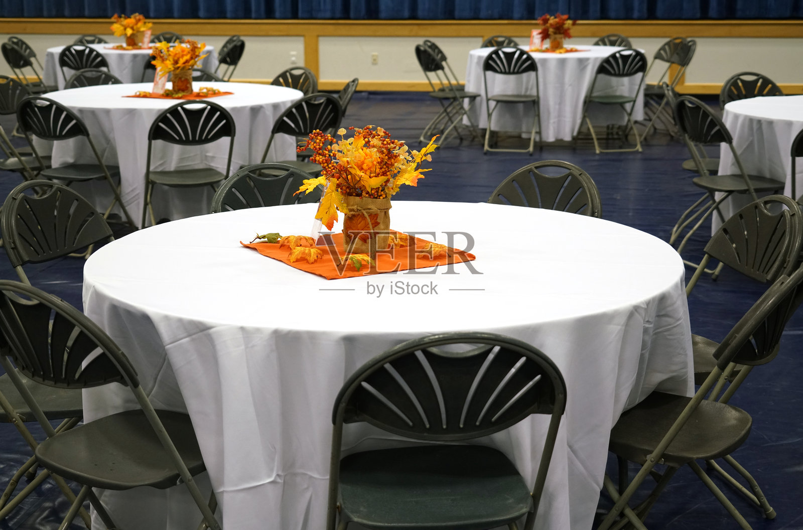 感恩节庆祝活动中大厅里的餐桌和椅子照片摄影图片