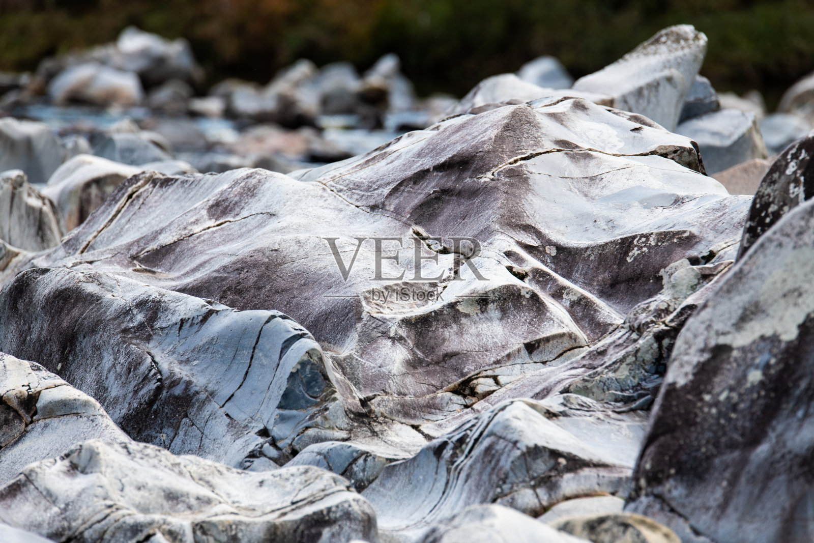 秋天溪流中的岩石和流动的水照片摄影图片