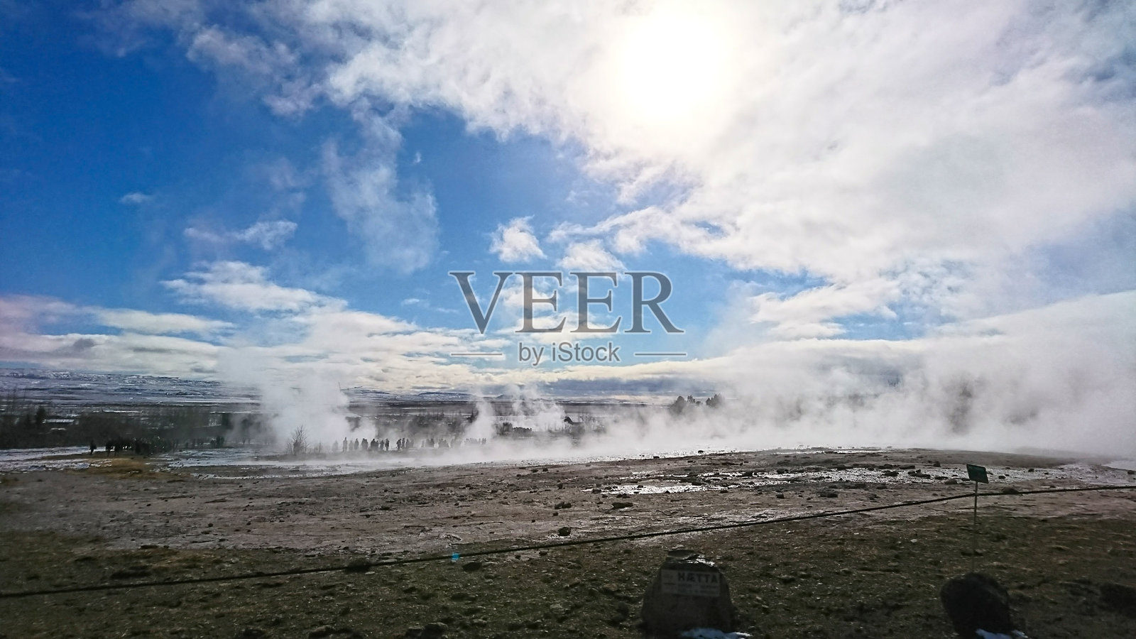 游客在多处间歇泉喷出的蒸汽中漫步照片摄影图片
