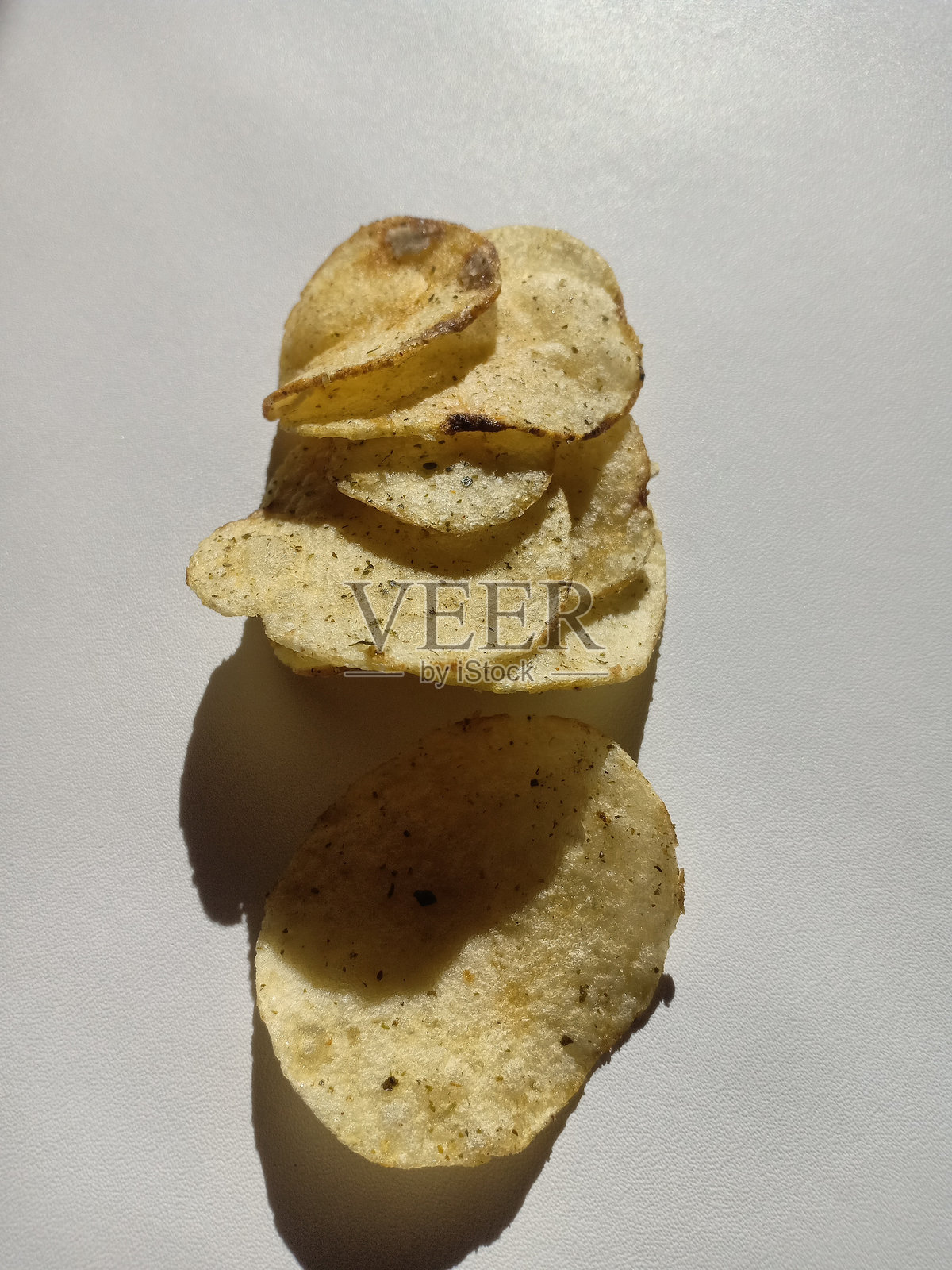 香脆的土豆配以香料，背景为白色照片摄影图片