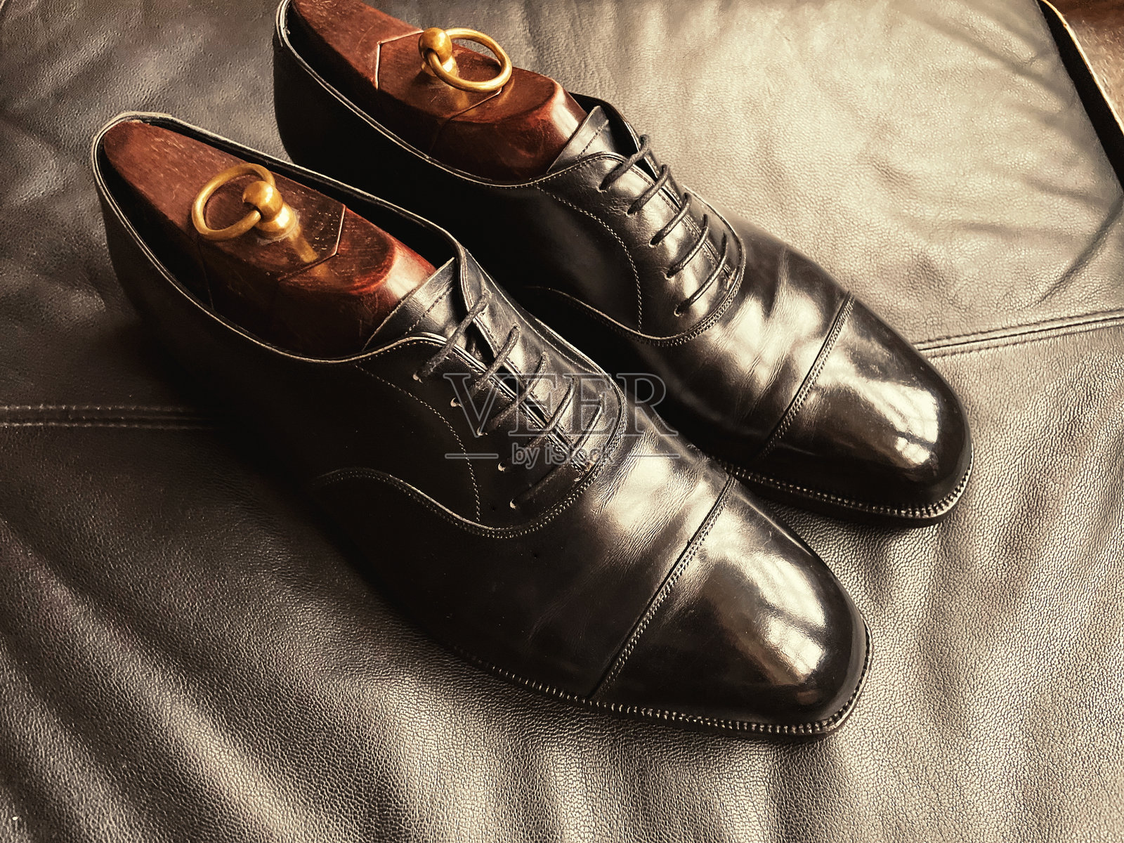 高档黑色英国定制鞋配鞋撑照片摄影图片