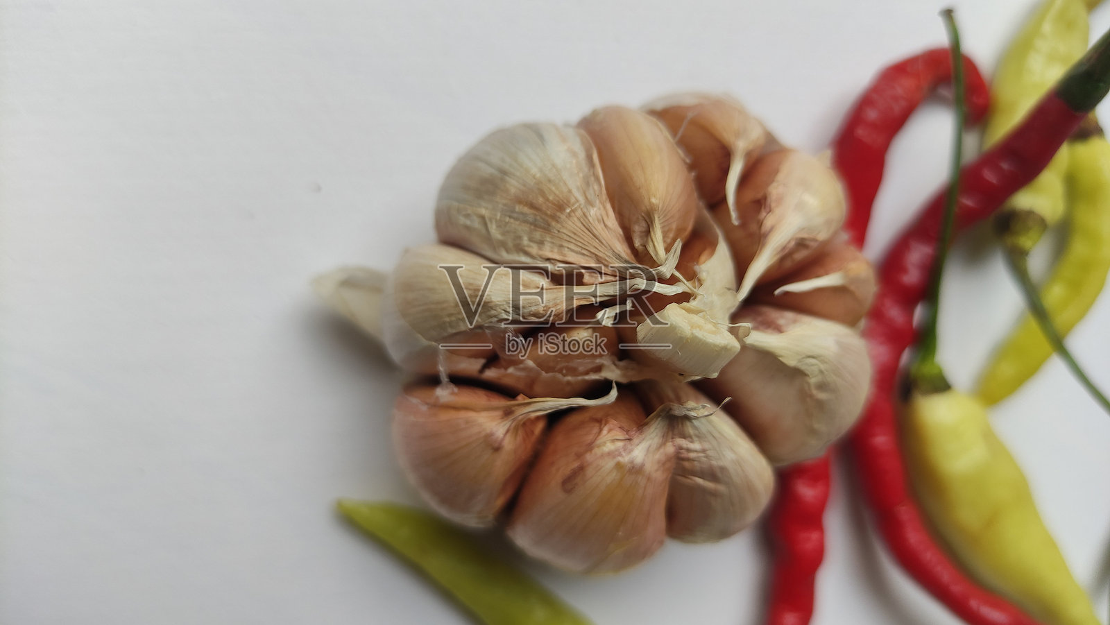 白色背景上的烹饪香料特写照片摄影图片