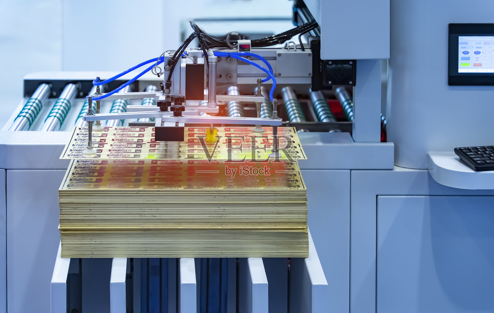 工业机器上的自动和气动活塞吸取装置，自动化压缩空气工厂生产照片摄影图片