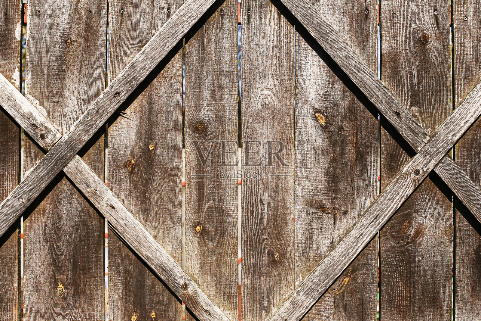 木制谷仓门。X形木桌。乡村风格的钉子复古桌子构造背景。照片摄影图片