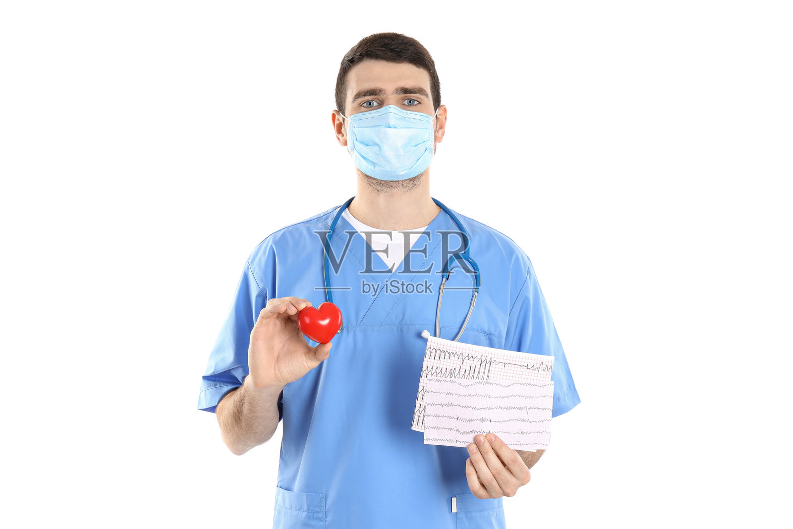护士男士手握心脏，背景为白色。照片摄影图片