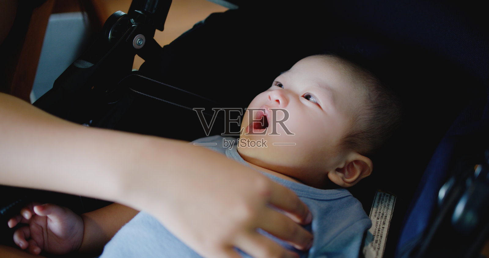 亚洲母亲在咖啡店里和儿子玩得很开心。照片摄影图片