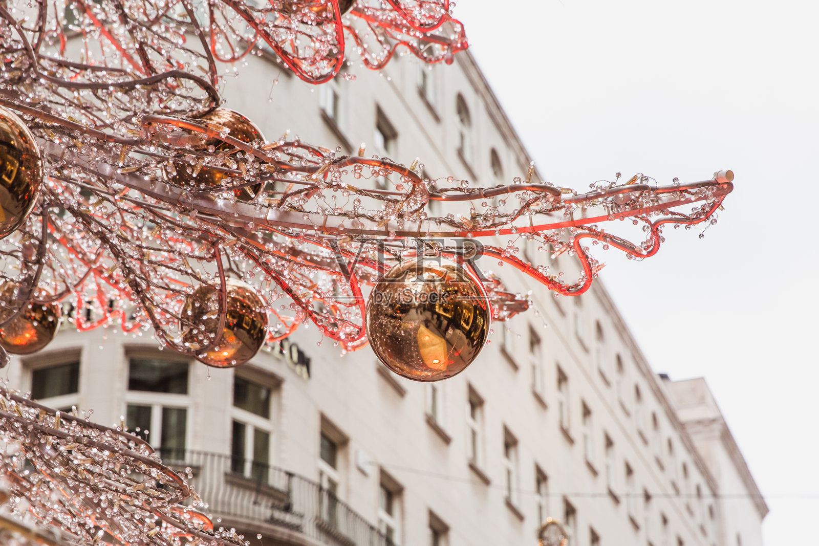 布达佩斯时尚街区的一棵圣诞树和装饰特写。照片摄影图片