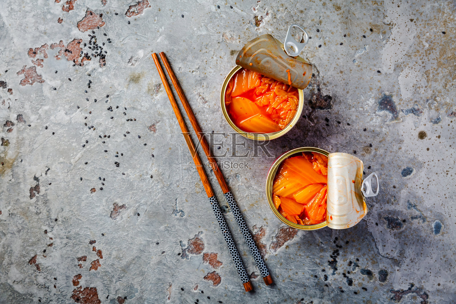 灰色厨房桌子上的两罐泡菜照片摄影图片