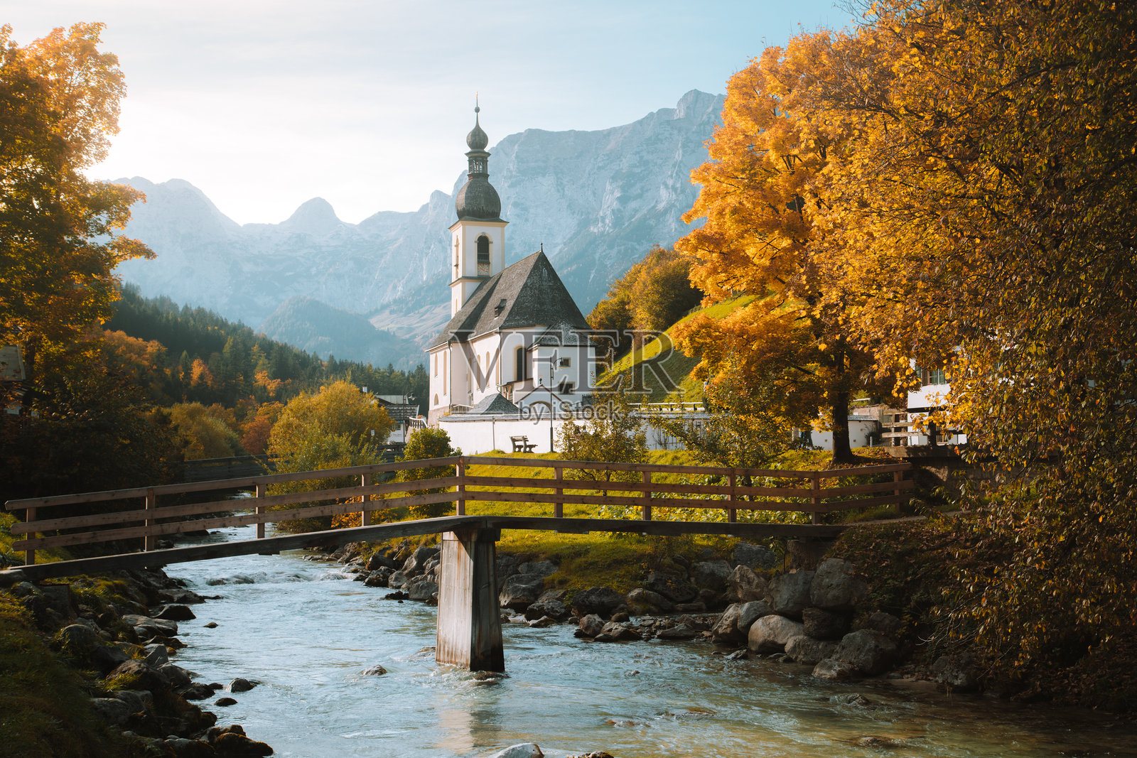 树木和建筑之间的河流与天空相映成趣照片摄影图片