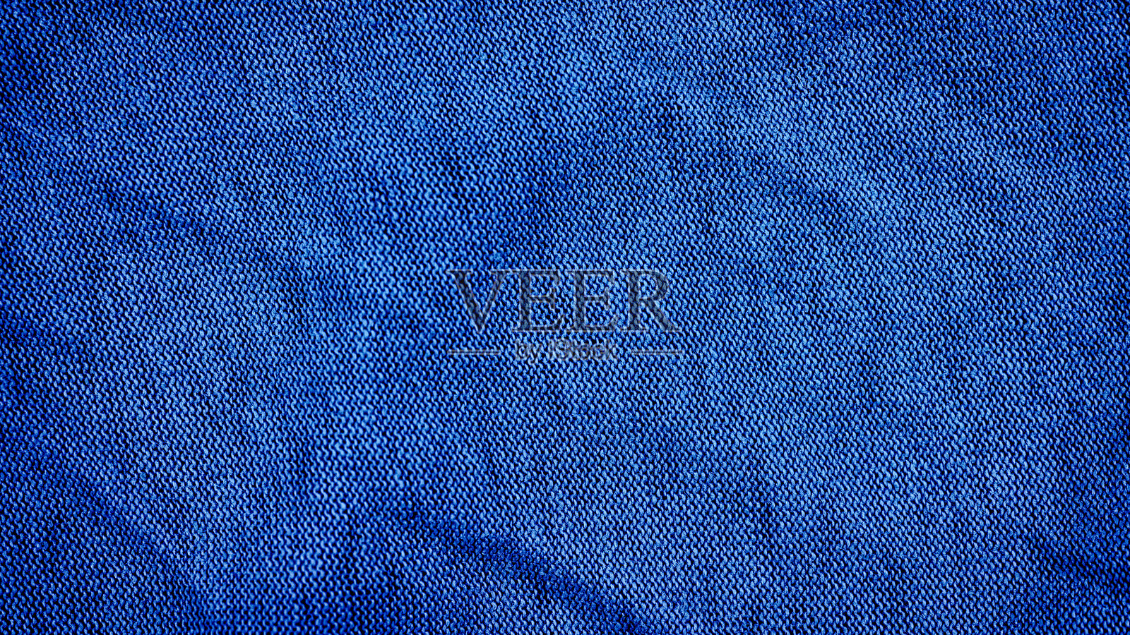褶皱的蓝色棉质材料。纹理或背景照片摄影图片