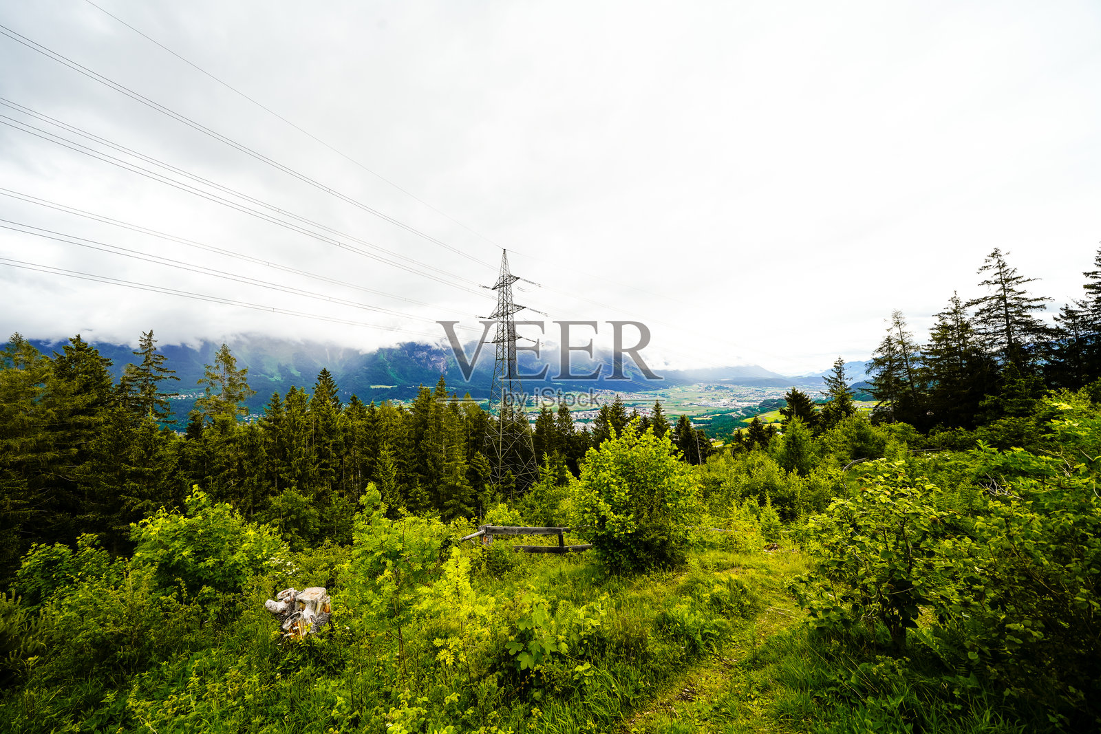 从帕施贝格山俯瞰因斯布鲁克南部的帕茨赫科费尔山。蒂罗尔州兰泽尔科夫的风景。山脉和森林的自然景观。照片摄影图片