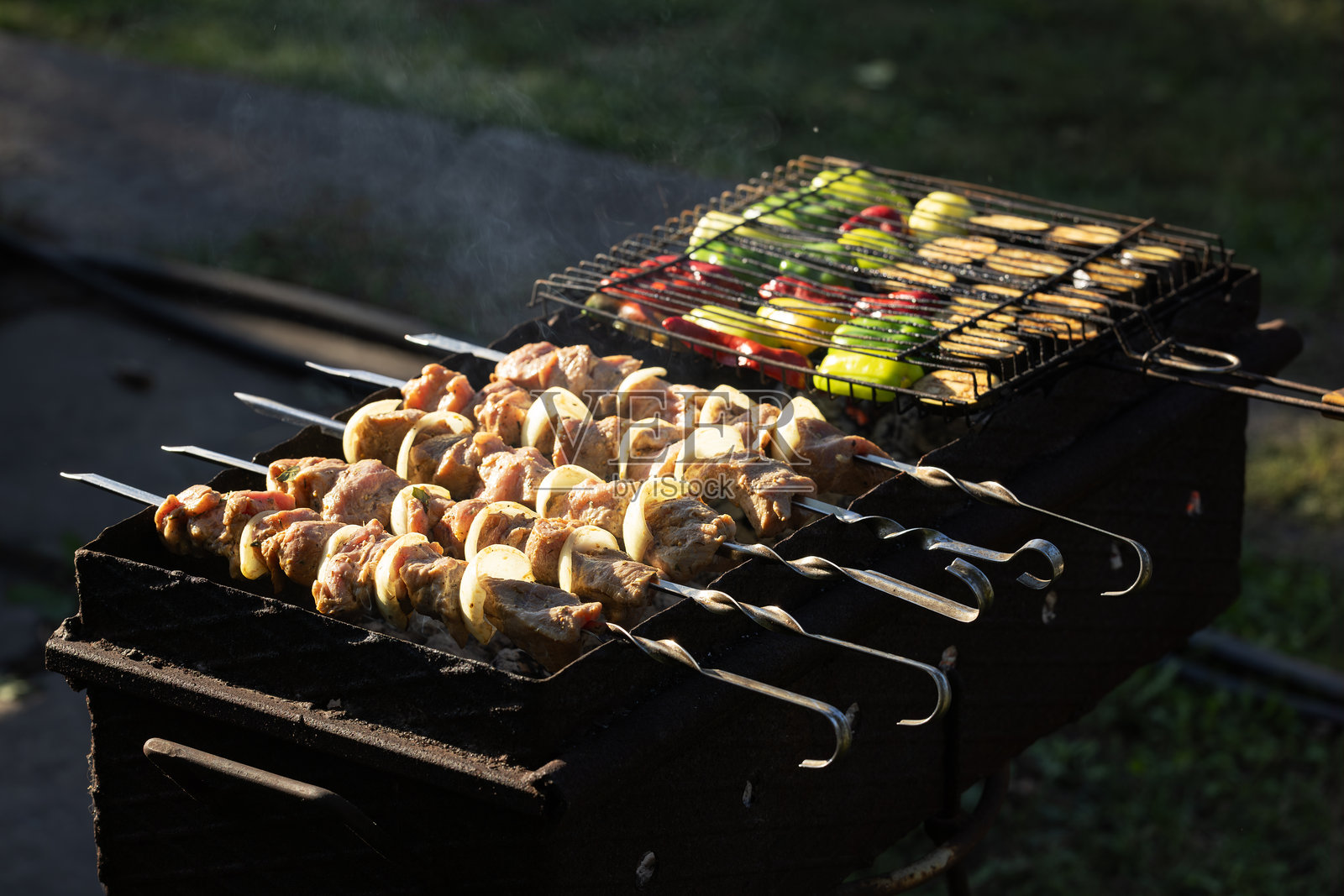 在户外的烤架上烹饪肉串照片摄影图片