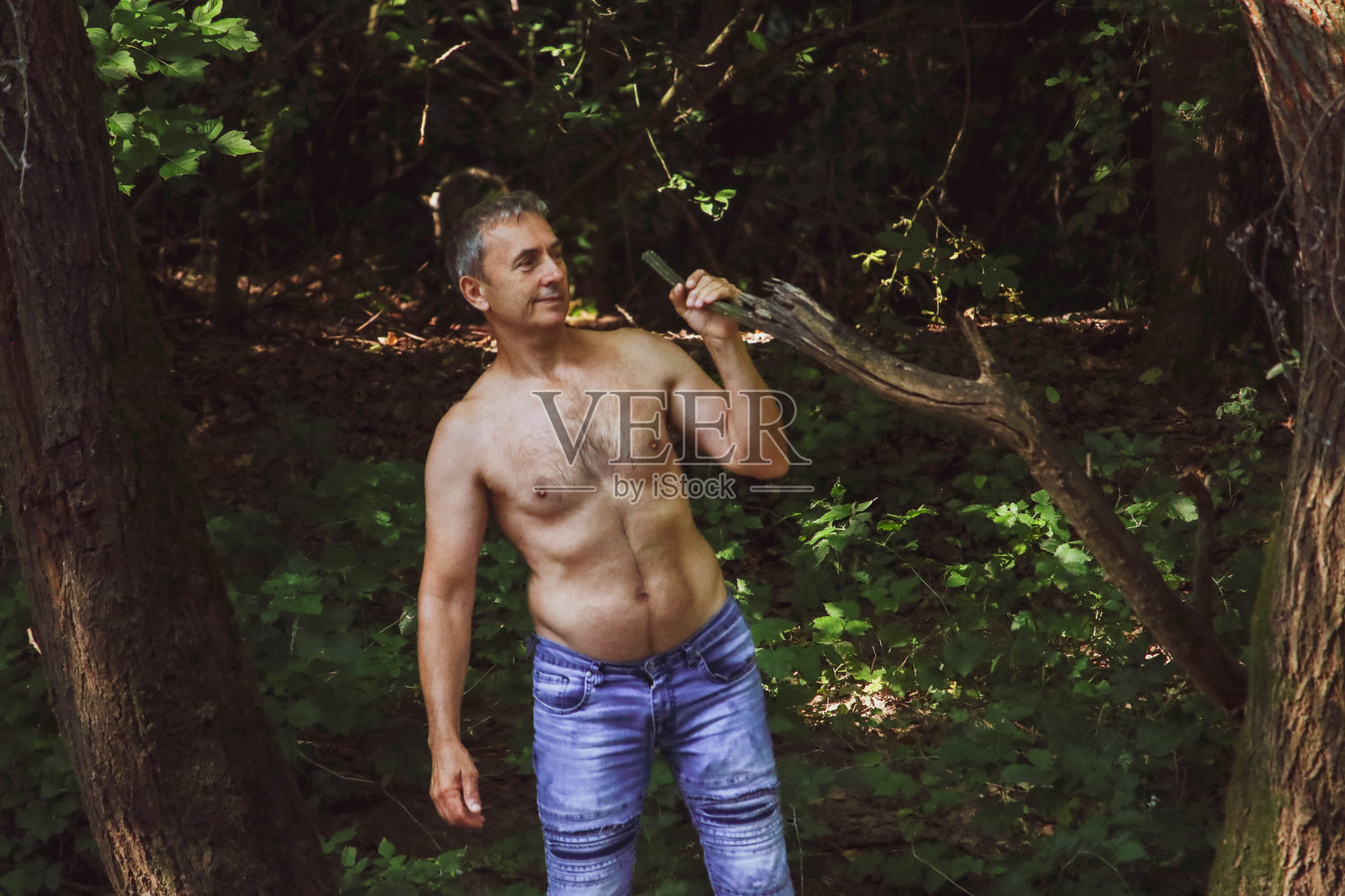 活跃的老年男性在野外靠近河流照片摄影图片